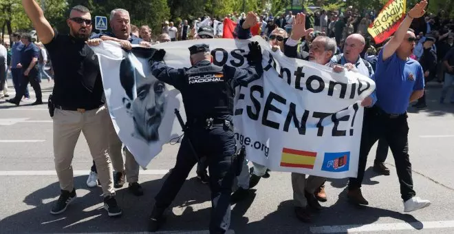 Centenares de falangistas homenajean a Primo de Rivera y se encaran con la Policía para entrar en el cementerio