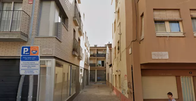 Un gos abandonat al balcó mor penjat a Girona després de saltar fugint de la calor
