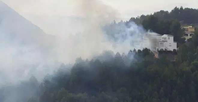 El incendio de Montitxelvo en València corta dos carreteras y provoca más de 800 evacuados