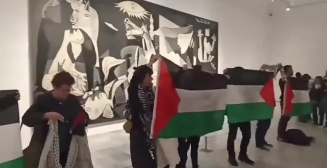 Activistas exigen un alto el fuego en Gaza frente al Guernica y denuncian los lazos diplomáticos de España con Israel
