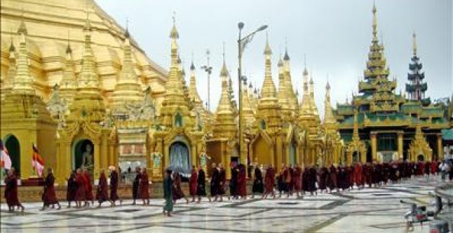 Miles de monjes prosiguen con la protesta para presionar a la Junta Militar birmana