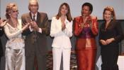 Doña Letizia entrega los Premios Save the Children a Saramago, Fonda, Machel y Mutter