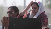 Benazir Bhutto ora ante la tumba de su padre, en su primer viaje tras el atentado