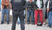 Cerca de 40 ONG alertan de posibles "redadas racistas" contra inmigrantes