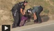 La Guardia Civil baja a un inmigrante de la valla de Melilla a porrazos y le deja inconsciente