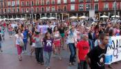 Manifestantes cuelgan sujetadores en el Ayuntamiento de Valladolid pidiendo la dimisión del alcalde