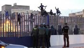 Cerca de 800 subsaharianos intentan saltar la valla de Melilla