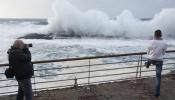 El primer temporal del otoño deja un muerto en Canarias