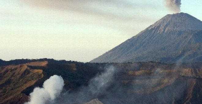 Indonesia eleva el nivel de alerta del volcán Semeru por el aumento de actividad