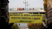 Greenpeace despliega una pancarta en Madrid contra "represión" del Gobierno