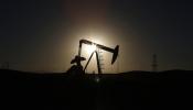 El petroleo cae a su nivel más bajo en cuatro años, por debajo de los 80 dólares
