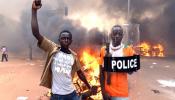 Una multitud asalta e incendia el Parlamento de Burkina Faso