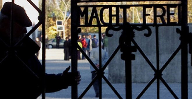 Roban una de las puertas de hierro del campo de exterminio de Dachau