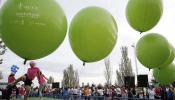 Carreras, abrazos, bailes y globos en el Día contra el cáncer de mama