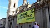 Greenpeace despliega una pancarta en el centro de Zaragoza contra la empresa de armas Instalaza