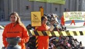 Unos activistas protestan contra la fabricación de bombas de racimo en Zaragoza
