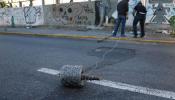 Un alambre colocado por los opositores en Caracas degüella a un motorista