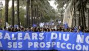 Miles en personas marchan en Baleares y Castellón contra las prospecciones petrolíferas