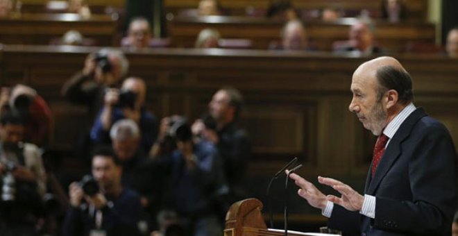 Rubalcaba baja a Rajoy de la nube y promete que el PSOE recuperará todos los derechos recortados
