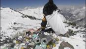 Los alpinistas que suban el Everest deberán bajar con ellos 8 kilos de basura