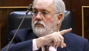 Cañete juega al despiste: "Me queda una segunda parte de legislatura apasionante como ministro"