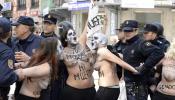 Cinco activistas de Femen irrumpen en la marcha antiabortista de Madrid