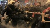 Amnistía denuncia el racismo de la policía griega y sus vínculos con los nazis de Amanecer Dorado