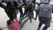 Detenidos seis estudiantes por la protesta de los pescadores en el Parlamento gallego