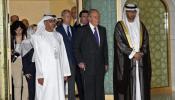 El rey llega a Abu Dabi con ministros y empresarios para vender barcos y aviones