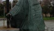 Opositores venezolanos 'graffitean' una estatua de Bolívar en Barcelona