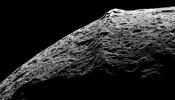 La montaña de la luna de Saturno podría estar formada por escombros