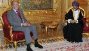 El rey avala en Omán la política económica de Rajoy