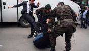 Un asesor de Erdogan pide perdón por patear a un manifestante en Soma