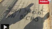 Buscan al autor de la pintada 'Aquí murió un bicho' en el puente donde fue asesinada Carrasco