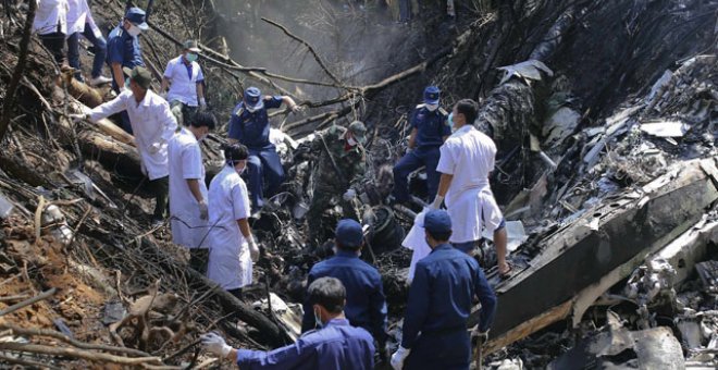 Un accidente aéreo en Laos deja 22 muertos, entre ellos el ministro de Defensa