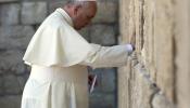 El Papa pide que nunca más se repita "una monstruosidad" como el holocausto
