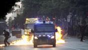 Los Mossos cargan tras el desalojo del centro 'okupado' Can Vies de Barcelona