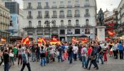 La concentración por la monarquía en Madrid apenas reúne a cien personas