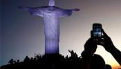 El Cristo del Corcovado se tiñe de los colores del enemigo