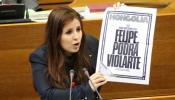 Una diputada de Esquerra Unida muestra una portada que dice: "Felipe podrá violarte"