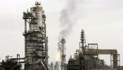 Gobierno y yihadistas luchan por una refinería en Irak y EEUU duda si atacar