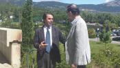 El saludo de Rajoy y Aznar: "He venido sin corbata"