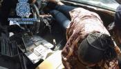 Dos inmigrantes intentaron cruzar a Melilla escondidos en el salpicadero de un coche