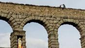 Un hombre amenaza con suicidarse desde lo alto del acueducto de Segovia