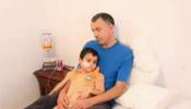 El padre del niño con un tumor cerebral cuenta en un vídeo por qué lo sacaron de Reino Unido