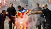 Unos 200 ultras queman banderas catalanas en Montjuïc