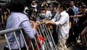 Los pro Pekín intentan desalojar por la fuerza a los estudiantes en Hong Kong
