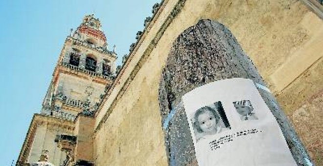 Una cámara grabó al padre llegar solo al parque