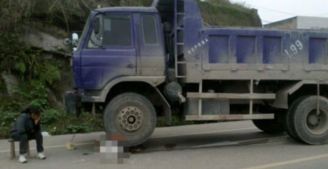 Un camionero remata a un niño en China para 'ahorrarse gastos'