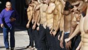 101 modelos con el torso desnudo, ante un palacete del siglo XIX